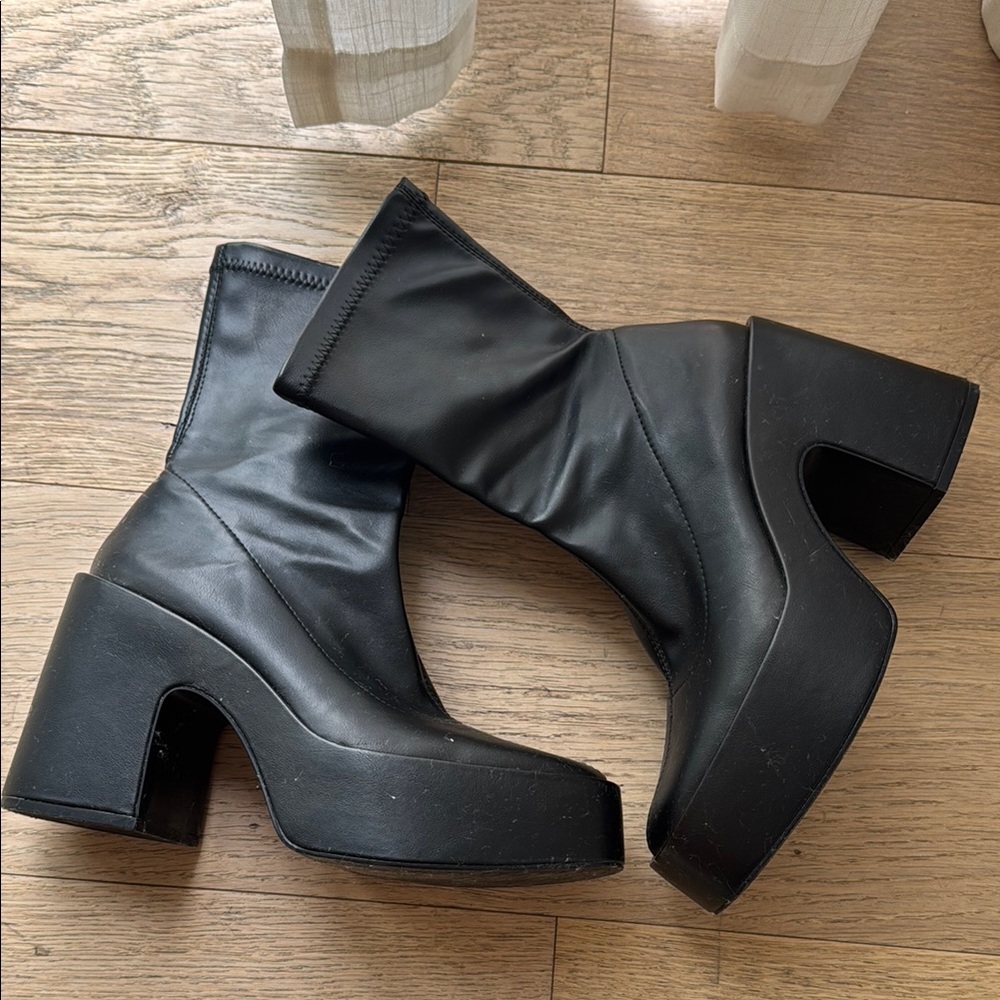 Zara Black Heeled Boots with Chunky Heel - Picture 2 of 2